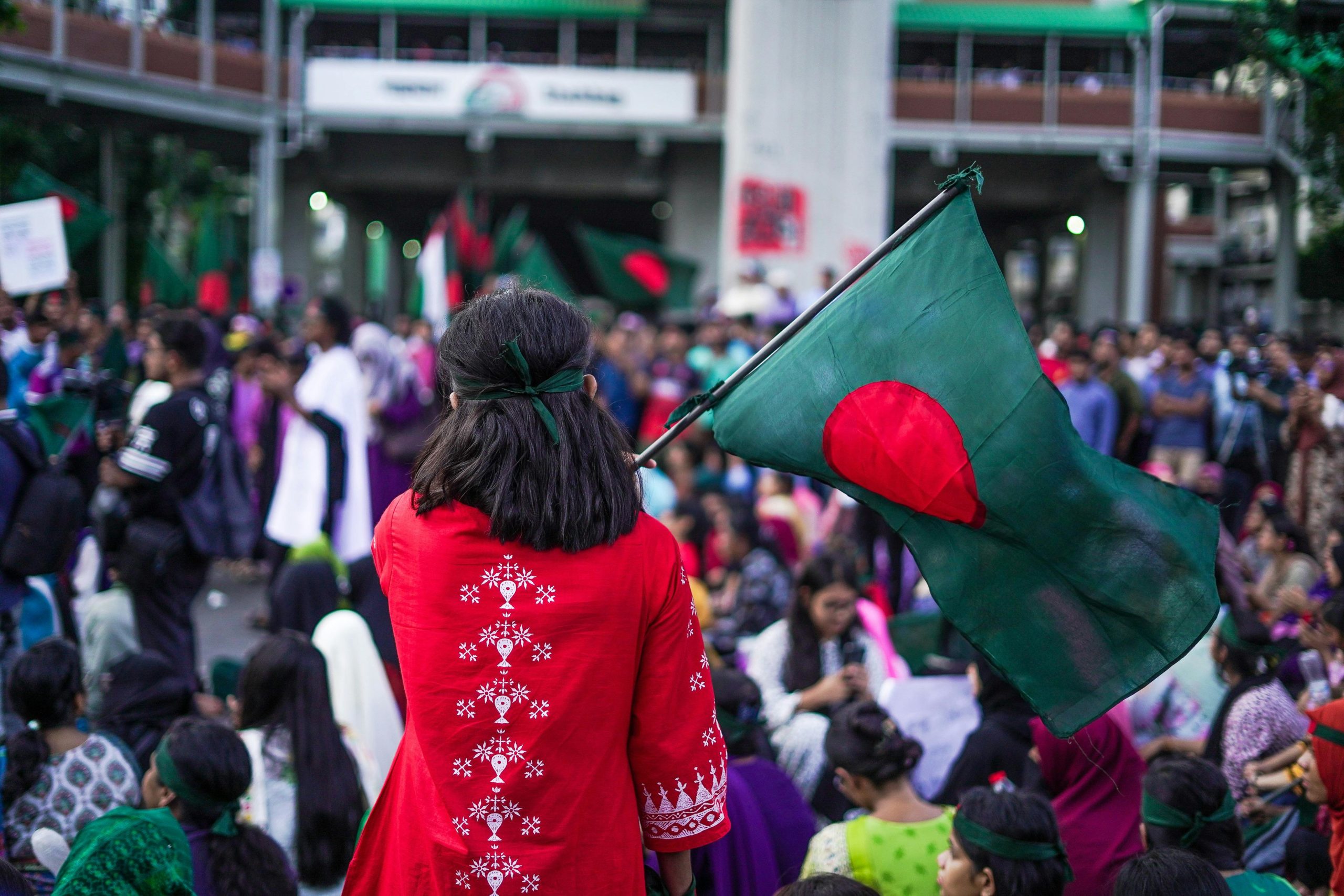 osoba z flagą Bangladdeszu