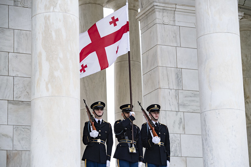 Żołnierze i flaga Gruzji